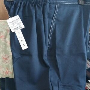 Alfred Dunner Ladies Navy Chinos Capri with Contrast Stitching